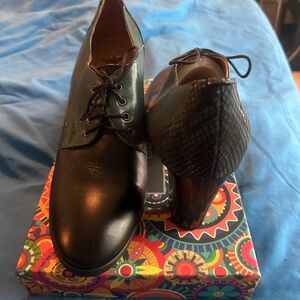 Black Leather Oxford Shoes with Polished Finish